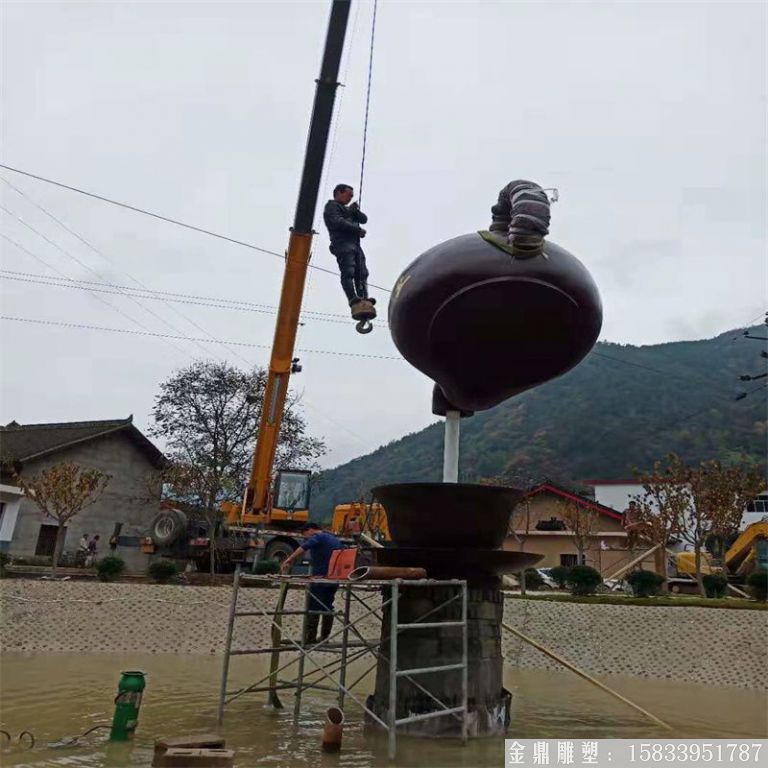 安徽玻璃鋼天壺雕塑案例，池塘水景流水壺9